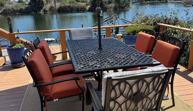 Chic 1-bedroom with two full bath, WiFi and AC in marvelous Discovery Bay