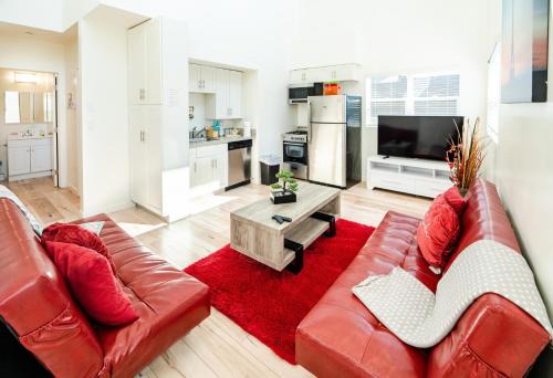 Chic 3-levels 3-Bedroom 2-Bath Loft by Hollywood with 2 Parking