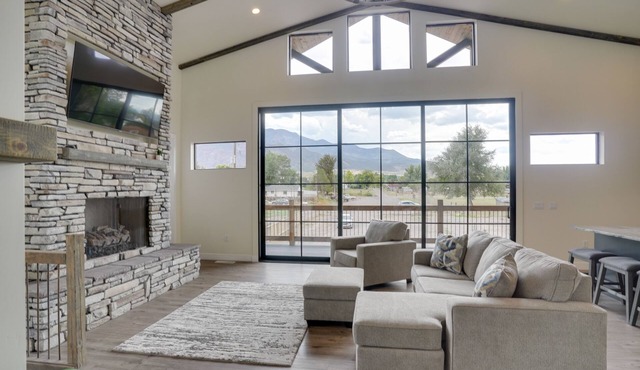 Chic Utah Getaway w/Fireplace, Sauna & 2 Decks!