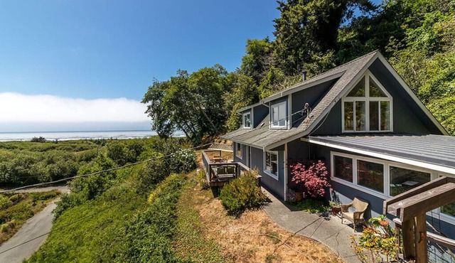 Clam Beach Cottage - New, spectacular ocean view stay!