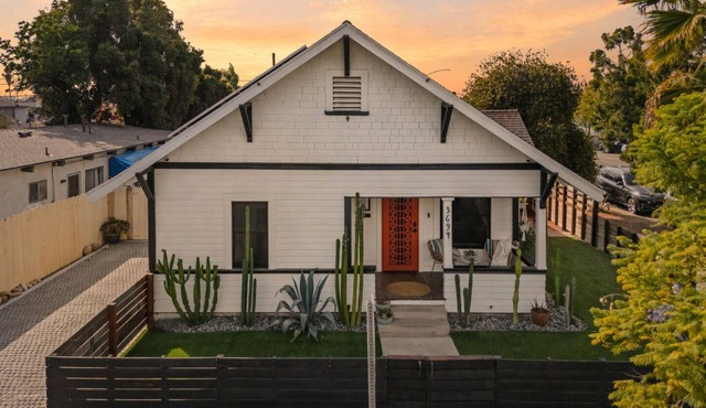 Classic San Diego Home Outdoor Lounge + Vintage Charm | Casa Craftsman