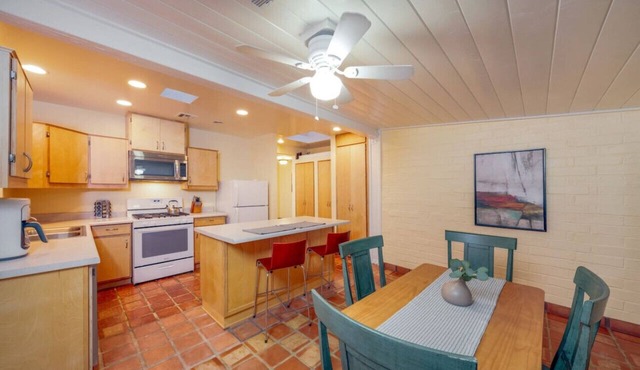 Close to UA & Banner/Outdoor Space/2 BR & 2 BA