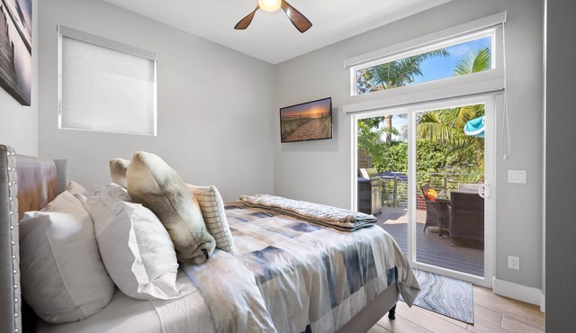 Coastal Modern Home w/Outdoor Lounge, FireTable, BBQ + Close to restaurants