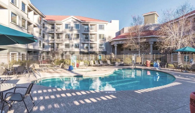 Comfort and Convenience! Outdoor Pool, Free Breakfast, Pet-Friendly Property