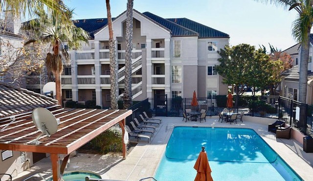 Comfort and Convenience! Free Onsite Parking, Pets Allowed, Free Breakfast