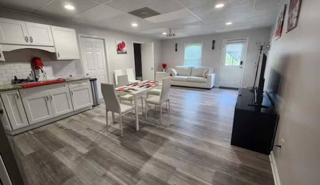 Comfortable 2-Bedroom Stay with Private Entrance & a massage chair for you!