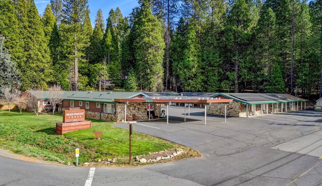 Comfortable Lodge Room 6 with Extra Amenities (queen, no pets)