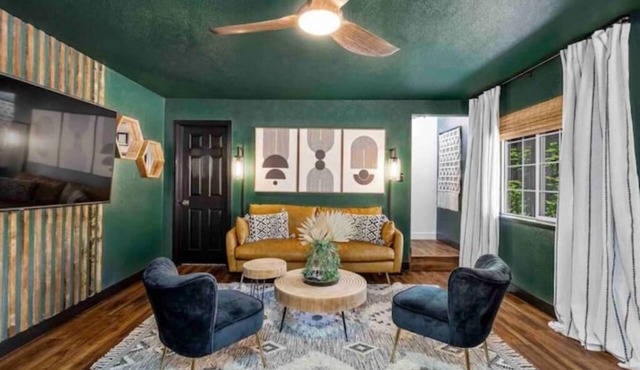 Compass NORTH! A Boho Bungalow Fast Wi-Fi A/C