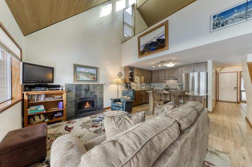 Condo in Great Location View of Golf Course & SHARC Passes - Dogs OK