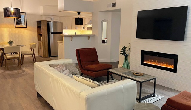Contemporary luxurious Condo with Mountain View’s in Henderson . WiFi, Roku TV.