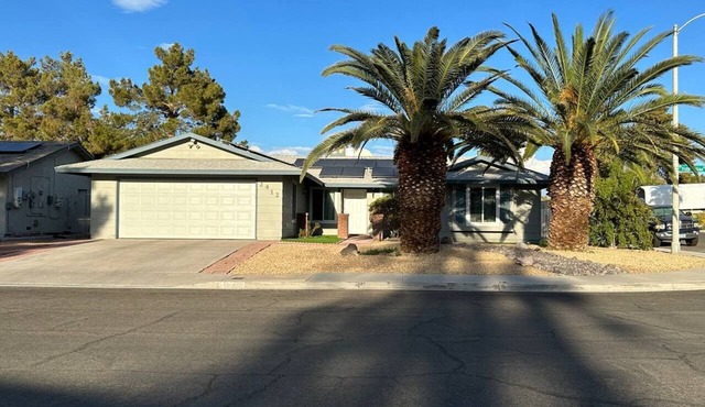 Cosy 3-bedroom Getaway with Pool - 12 min from Strip