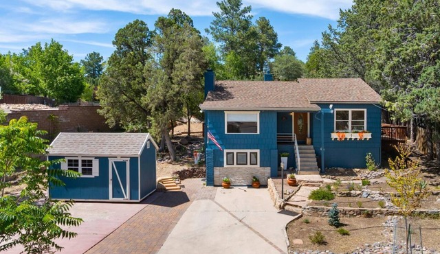 Cottage on Park Ave! 1 mile to Whiskey Row. Whole house w/Casita, + park 5 cars