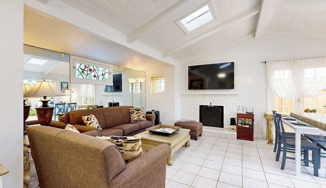 Cottage with patio & balcony - Steps to the Beach