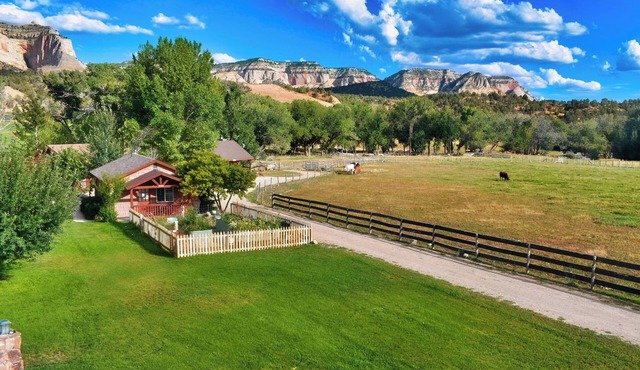Country Cabin - Pool - Hot Tub -Breakfast -Farm -Quiet Side Zion -Near Bryce NP