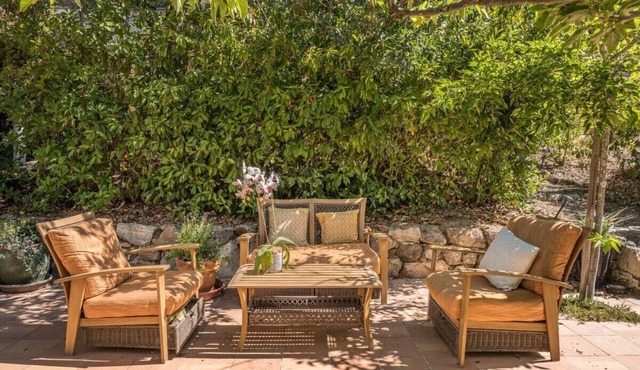 Country house and guest house among vineyards near wineries and downtown Sonoma