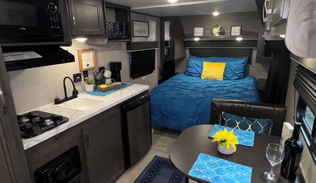 Couples Cozy Verde Oasis Getaway with 1 bedroom WiFi & AC in Lovely Cottonwood