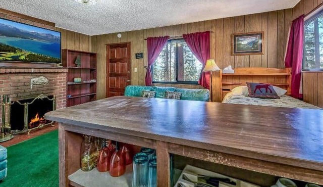 Cozy 1-Bedroom 4 plex Chalet with Fireplace & Kitchenette. NO PETS.
