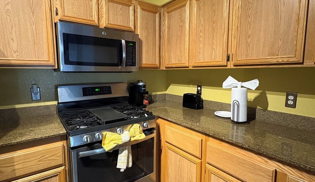 Cozy 1-bedroom condo in pleasant Las Vegas with AC and gym
