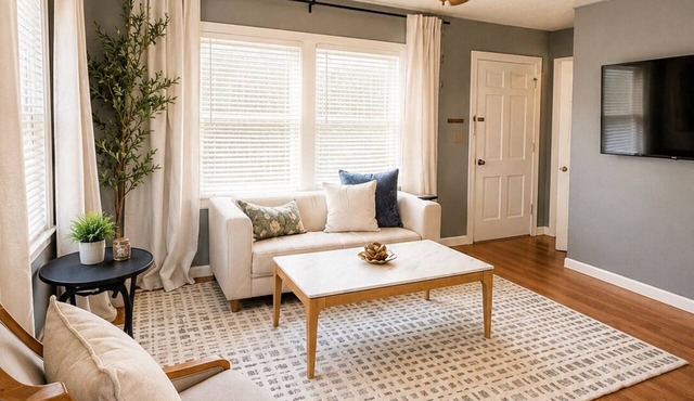 Cozy 1-bedroom Cottage on Main Street