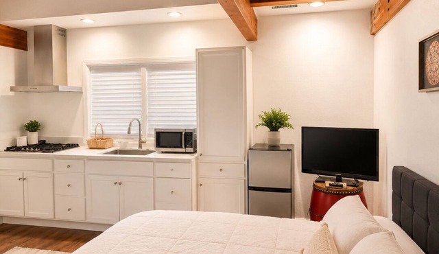 Cozy 1-bedroom house in beautiful Laguna Hills closer to the beach 8 miles