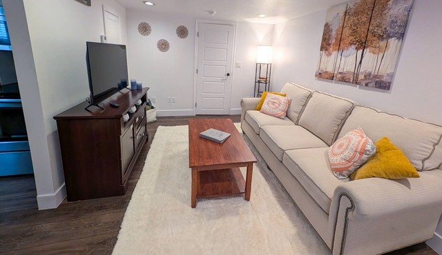 Cozy 2 bedroom downtown retreat with a full kitchen, coffee bar and more