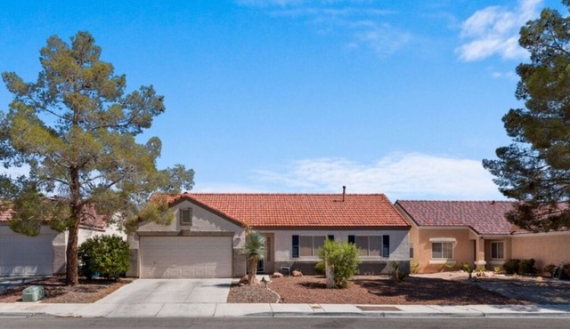 Cozy 2-bedroom home in North Las Vegas with huge doggy-friendly backyard