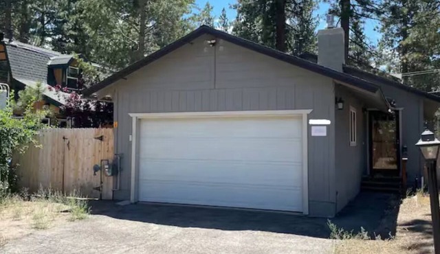 Cozy 2-bedroom house in South Lake Tahoe, walking distance to the lake.