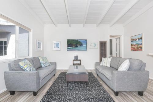 Cozy 2Br Upstairs Cottage Steps From Sand In Prime Location By Beachview Rentals