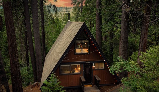 Cozy A-frame Chalet! Min to Sequoias with Scenic Deck Views