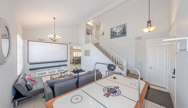 Cozy and Spacious 4 BR 3.5 BT Home! >1BR Downstairs<