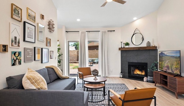 Cozy and Stylish Home, Convenient Location, Putting Green and Grill