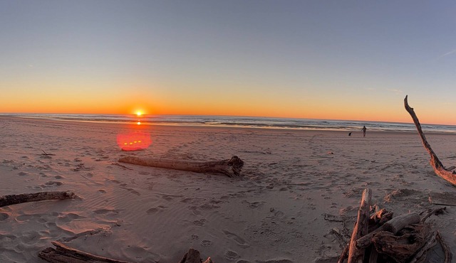 Cozy beach retreat 2-Minute Walk to beach. Gameroom, fire pit hot tub!