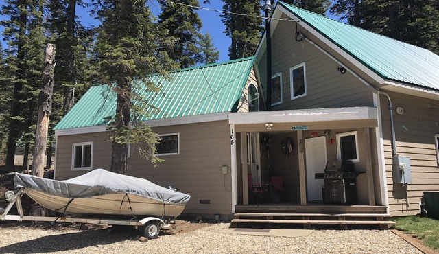 Cozy cabin at beautiful Bucks Lake, across road from lake. Recently remodeled.