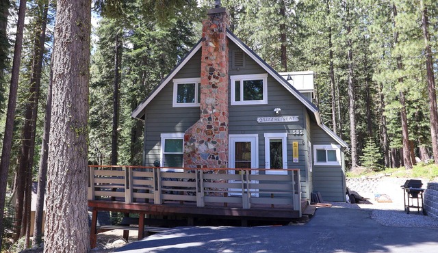 Cozy Cabin Getaway: Mins to Beach!