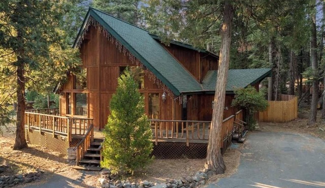 Cozy Cabin in the Woods with Comforts, Hot Tub, Walk to Lake