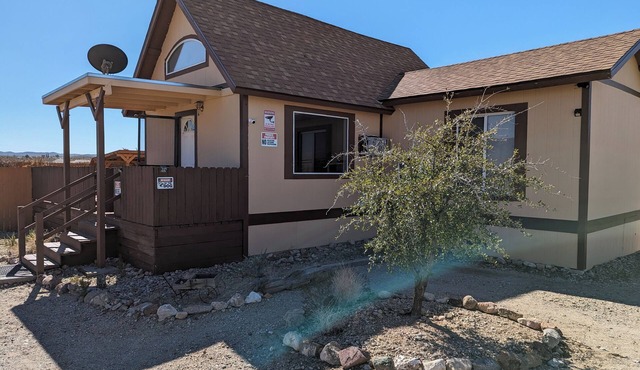 Cozy cabin vibes in the high desert with 360 views. Next to Grand Canyon West!