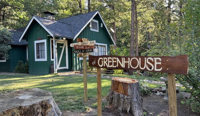 Cozy Cabin w/fire pit, RV parking, super close to fishing and hiking trails.