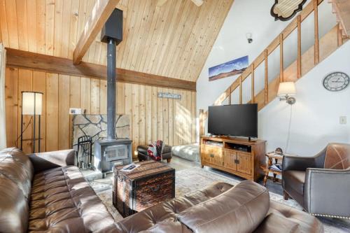 Cozy cabin with three decks EV charger & SHARC Passes - dog-friendly