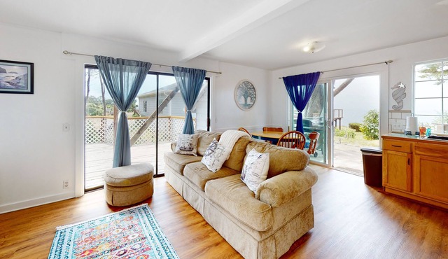 Cozy Coastal Cottage with Ocean Views, Deck and full kitchen
