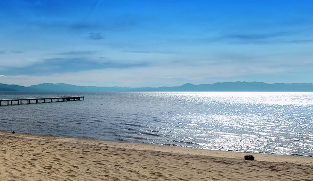 Cozy condo w/balcony & lake views - near biking & hiking trails, beach & skiing
