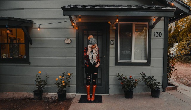 Cozy Creekside Glamping in a Funky Studio Cabin in Oak Creek Canyon, Sedona AZ