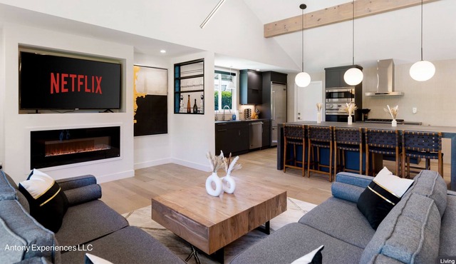 Cozy Designer Villa in Heart of OC