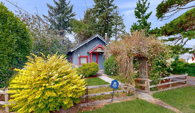 Cozy dog-friendly home with beach access, firepit & streaming