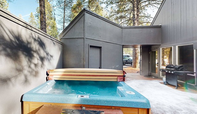 Cozy Dog-Friendly Home with Private Hot Tub, Four SHARC Passes, Close to Village