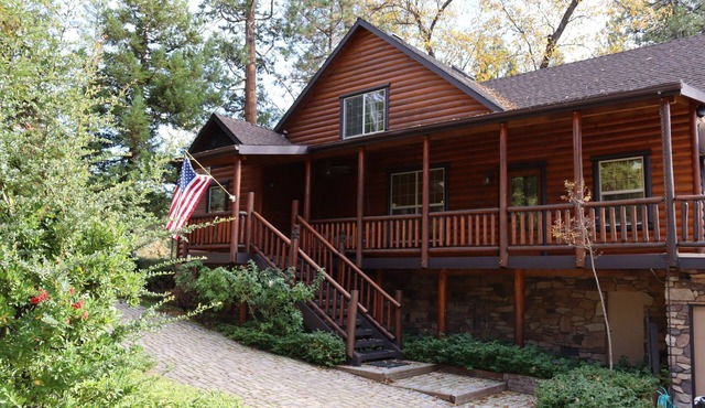 Cozy Family Cabin - short walk to The Pines Village