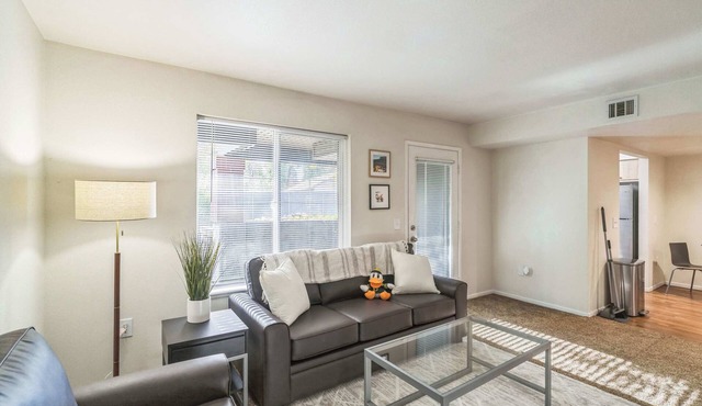 Cozy Flat Near Autzen + 2 Miles to Downtown!