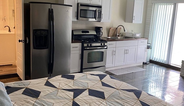 Cozy Hideaway, a studio with fireplace, full kitchen, washer, dryer poor in yard