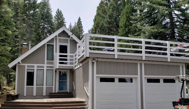 Cozy Hilltop Cabin in Lake Almanor