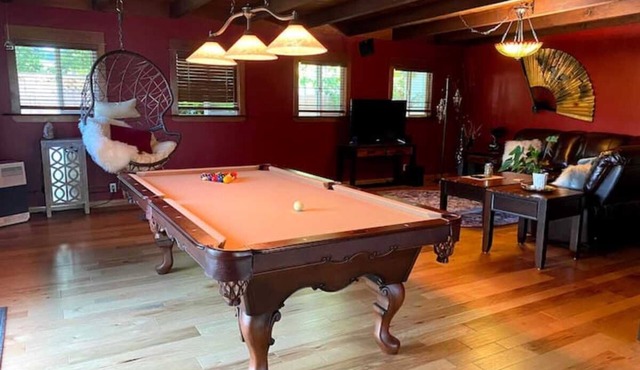 COZY: hot tub, pool table, horseshoes, fire pit!