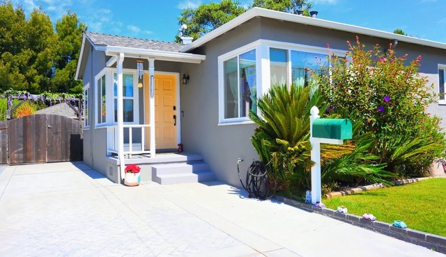 Cozy Island Retreat: 3 BR & Garden Yard - 10 minutes from everywhere!